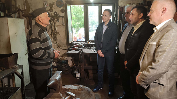 Стефановић обишао две породице код Сопота: Поштени људи који својим радом дају прави пример младима (ФОТО)